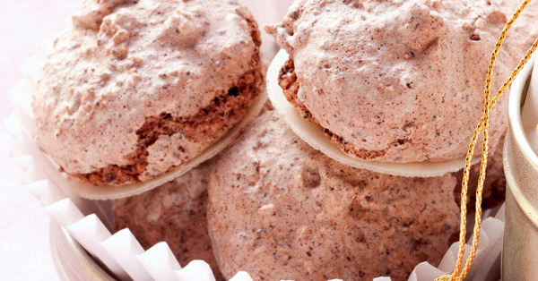 Schokomakronen, Schokoladen und Zuckerelemente zu einem dekorativen Rezept arrangiert