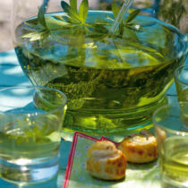 Maibowle mit Kräuterschnecken Maibowle mit Kräuterschnecken