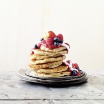 Pancakes mit Joghurt und Beeren