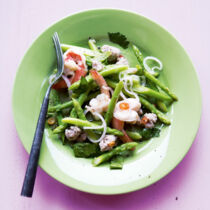 Pikanter Salat mit grünem Spargel (Yam Noh Maai Farang)