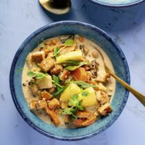 Exotischer Süß-kartoffeleintopf mit Ananas, Limette und Sesam-tofu Exotischer Süß-kartoffeleintopf mit Ananas, Limette und Sesam-tofu