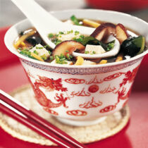 Miso-Suppe mit Gemüse und Tofu