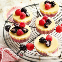 Minicakes mit frischen Beeren