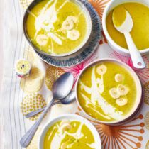 Bananen-Kokos-Currysuppe mit Orangensaft Bananen-Kokos-Currysuppe mit Orangensaft