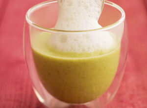 Tomatensüppchen mit Basilikumschaum