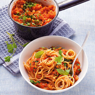 Gemüse-Kräuter-Bolognese mit Spaghetti