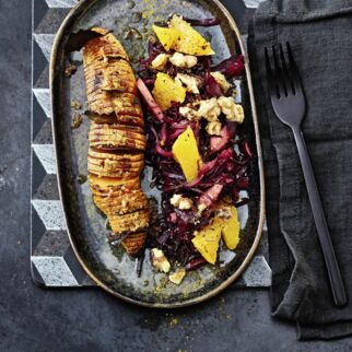 Fächer-Süsskartoffel mit
Rotkohl-Orangen-Salat Fächer-Süsskartoffel mit
Rotkohl-Orangen-Salat