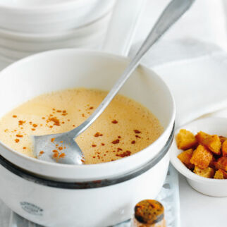 Weinsuppe mit Zimt-Croûtons Weinsuppe mit Zimt-Croûtons