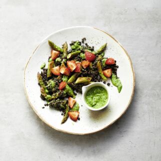Spargel-Linsen-Salat mit Erdbeeren und Kräuterdressing Spargel-Linsen-Salat mit Erdbeeren und Kräuterdressing