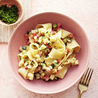Bandnudeln mit Gemüse-Käse-Sauce Bandnudeln mit Gemüse-Käse-Sauce