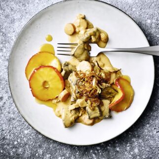Herz mit karamellisierten Äpfeln und gebratenen Zwiebeln Herz mit karamellisierten Äpfeln und gebratenen Zwiebeln