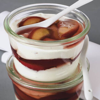 Vanillequark mit Pflaumenkompott Vanillequark mit Pflaumenkompott