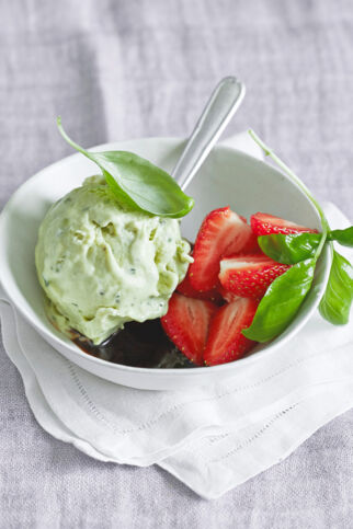 Avocado-Basilikum-Eis mit Balsamico-Erdbeeren