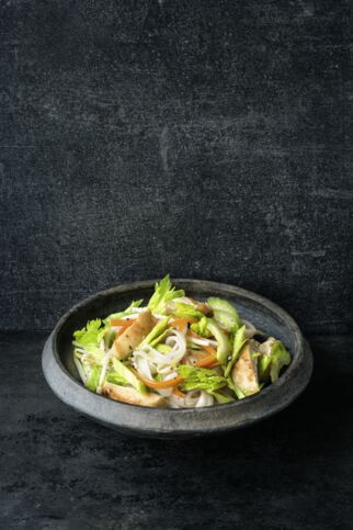 Thai-Salat mit Hähnchen und Reisnudeln