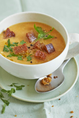 Kalte Mandel-Möhren-Suppe mit Harissa-Croûtons