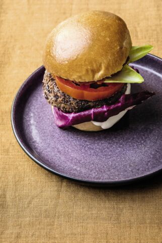 Bohnen-Burger mit veganer Mayonnaise