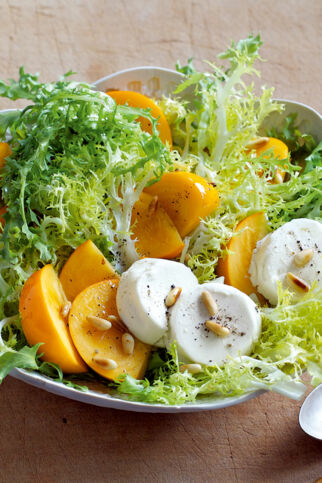 Kaki-Frisée-Salat mit Ziegenkäse