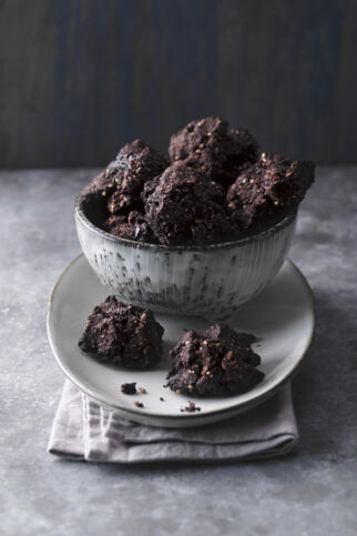 Chocolate-Cookies mit Macadamias und Ahornsirup