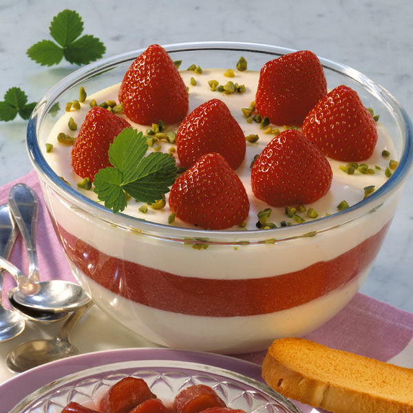 Bayerische Creme mit Erdbeeren Rezept | Küchengötter