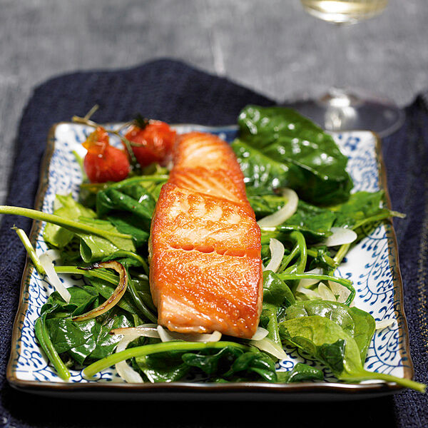 Lachs auf Blattspinat Rezept | Küchengötter Lachs auf Blattspinat Rezept | Küchengötter
