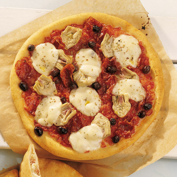Pizza mit Scharfer Salami und Artischocken Rezept | Küchengötter