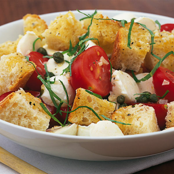Brotsalat mit Mozzarella und Tomaten Rezept | Küchengötter