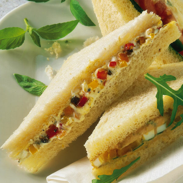Tramezzini mit bunten Paprikawürfeln Rezept | Küchengötter Tramezzini mit bunten Paprikawürfeln Rezept | Küchengötter
