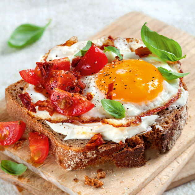 Vollkornbrot mit Tomaten-Ei Rezept | Küchengötter Vollkornbrot mit Tomaten-Ei Rezept | Küchengötter
