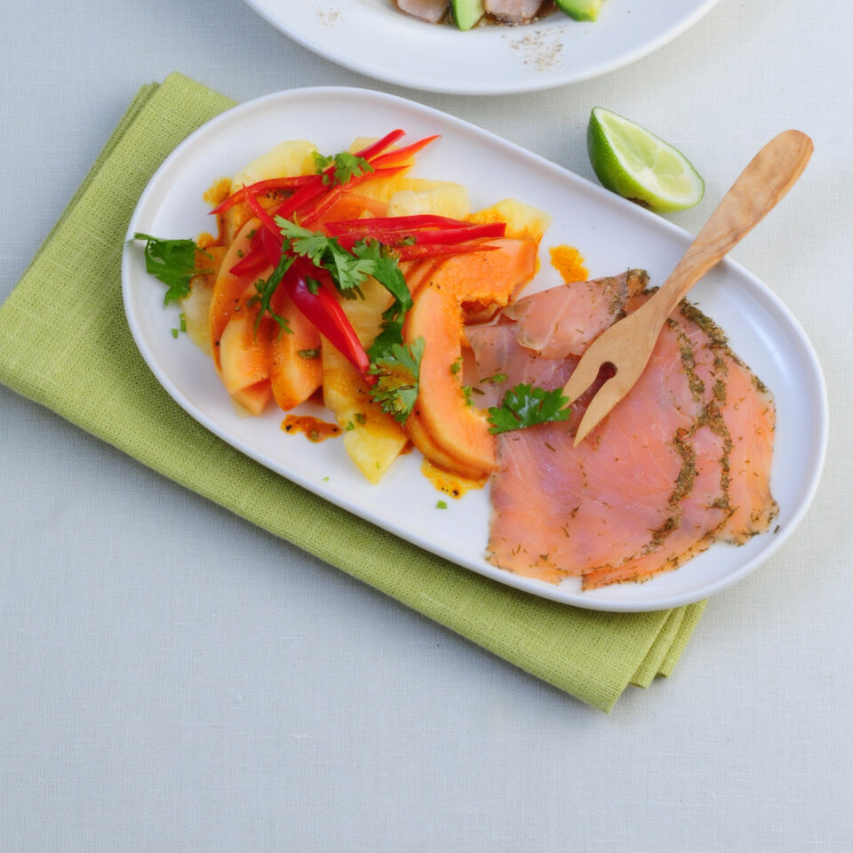 Ananas-Papaya-Salat mit Lachs Rezept | Küchengötter