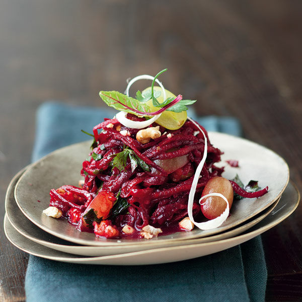 Rote-Bete-Salat mit Cassis-Vinaigrette und grünen Trauben Rezept ... Rote-Bete-Salat mit Cassis-Vinaigrette und grünen Trauben Rezept ...