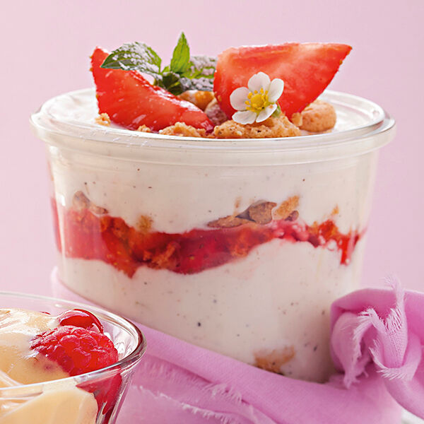 Erdbeer-Amaretti-Becher mit Quarkcreme Rezept | Küchengötter Erdbeer-Amaretti-Becher mit Quarkcreme Rezept | Küchengötter