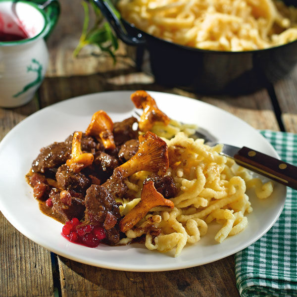 Rehragout mit Pfifferlingen und Spätzle Rezept | Küchengötter Rehragout mit Pfifferlingen und Spätzle Rezept | Küchengötter
