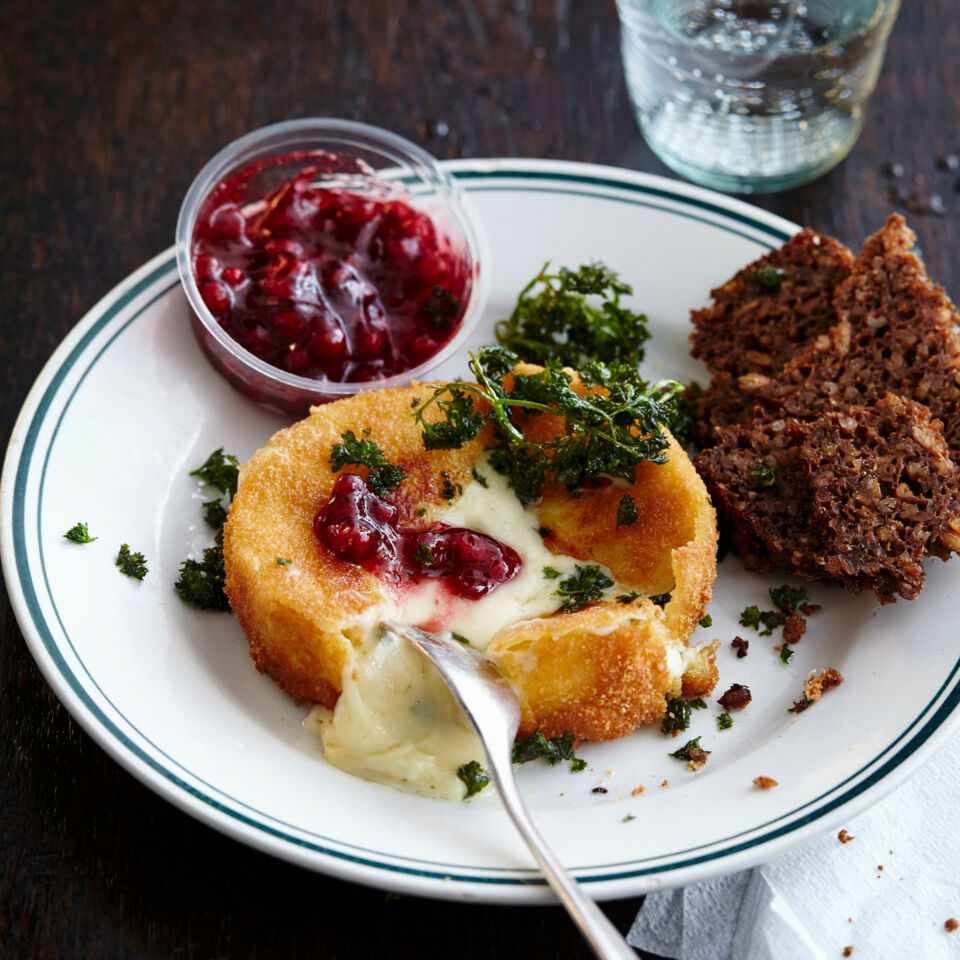 Gebackener Camembert mit Preiselbeeren Rezept | Küchengötter Gebackener Camembert mit Preiselbeeren Rezept | Küchengötter