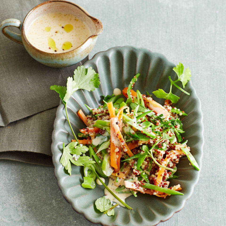 Quinoa-Kräuter-Salat mit Miso-Dressing Rezept | Küchengötter