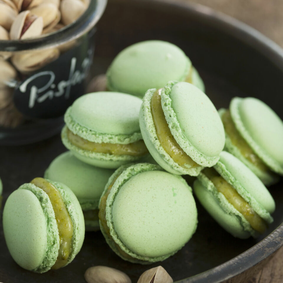 Pistazien-Macarons mit Krokant Rezept | Küchengötter Pistazien-Macarons mit Krokant Rezept | Küchengötter