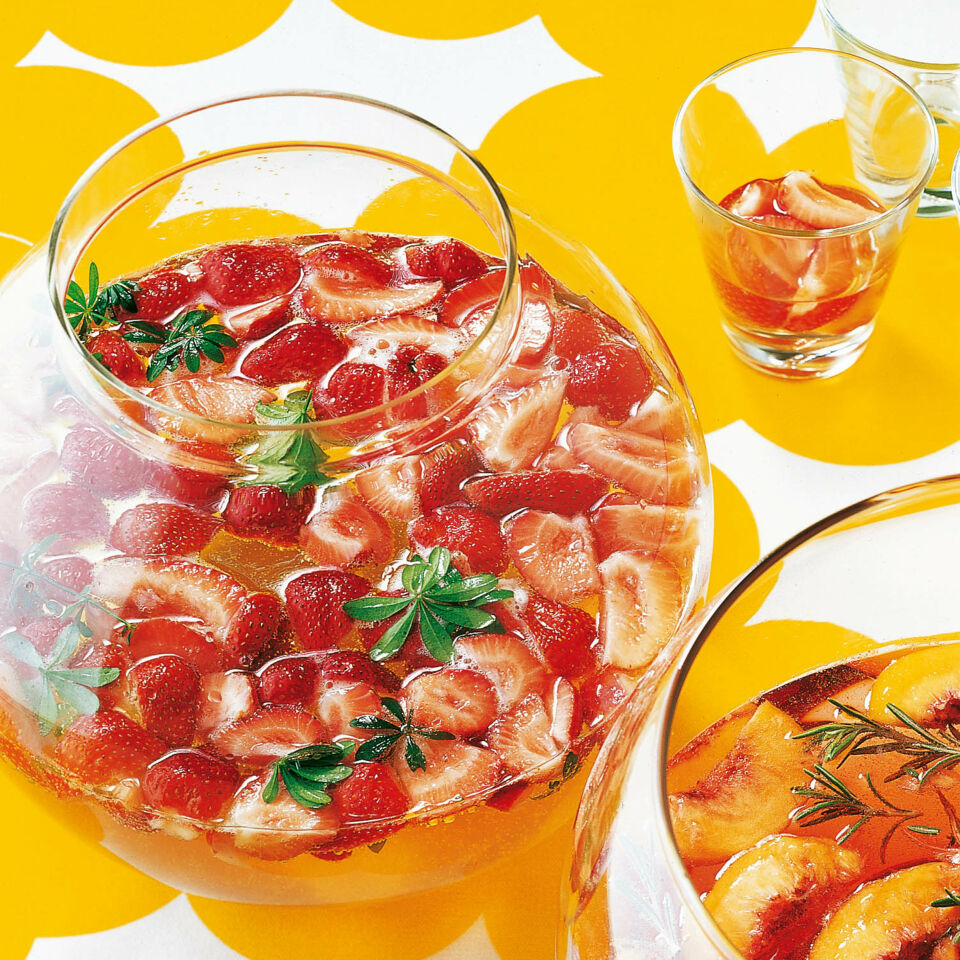 Waldmeister-Erdbeer-Bowle Rezept | Küchengötter Waldmeister-Erdbeer-Bowle Rezept | Küchengötter