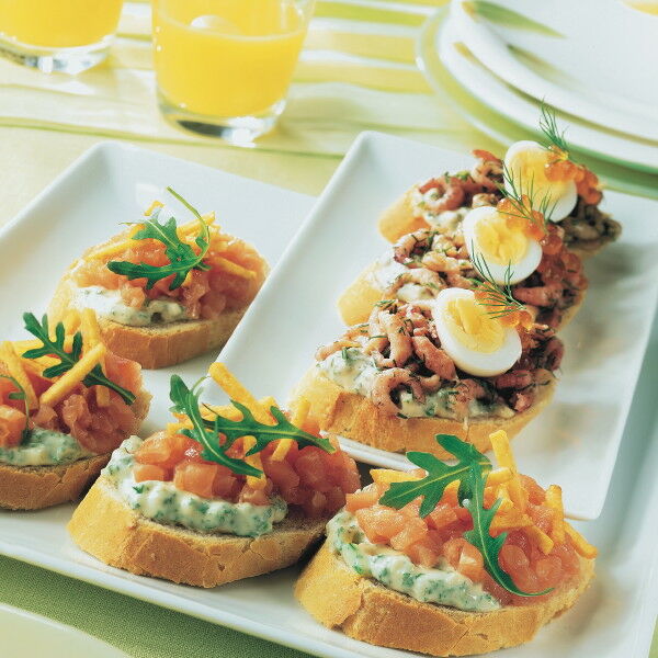 Canapés mit Dillkrabben und Lachstatar Rezept | Küchengötter Canapés mit Dillkrabben und Lachstatar Rezept | Küchengötter