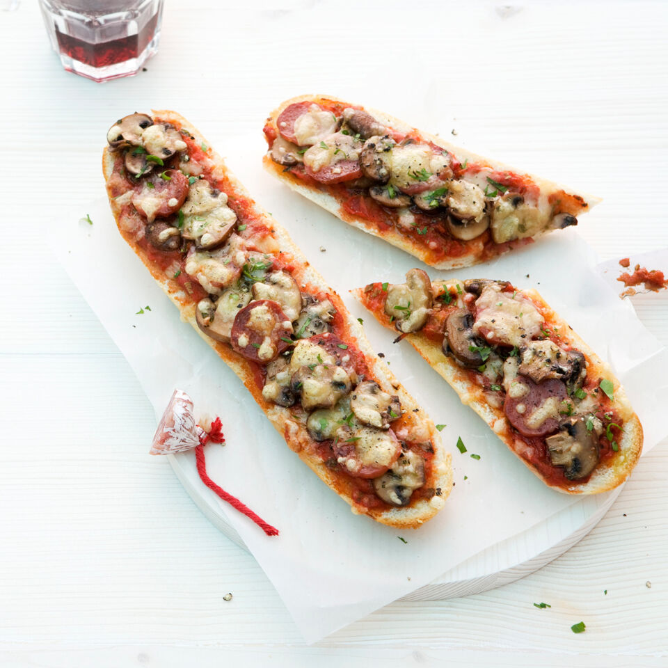 Pizza-Baguette mit Pilzen Rezept | Küchengötter Pizza-Baguette mit Pilzen Rezept | Küchengötter