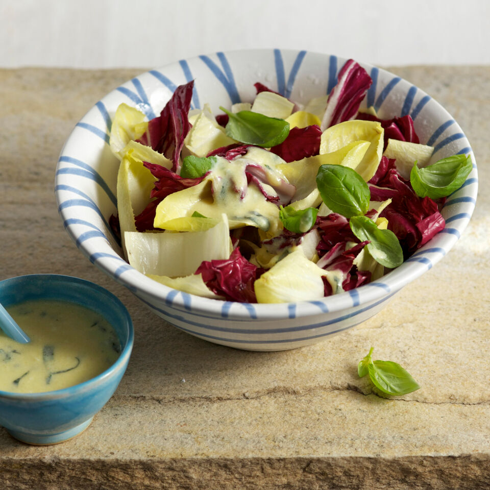 Radicchio-Chicorée-Salat mit Käsedressing Rezept | Küchengötter