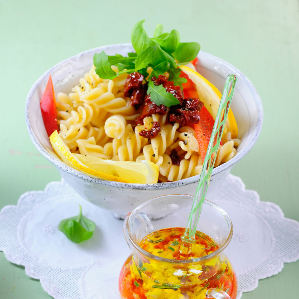 Nudelsalat mit Paprika-Feta-Dressing Rezept | Küchengötter