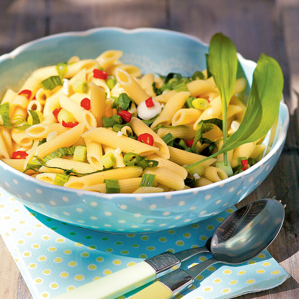 Bärlauch-Nudelsalat mit Frühlingszwiebeln Rezept | Küchengötter Bärlauch-Nudelsalat mit Frühlingszwiebeln Rezept | Küchengötter