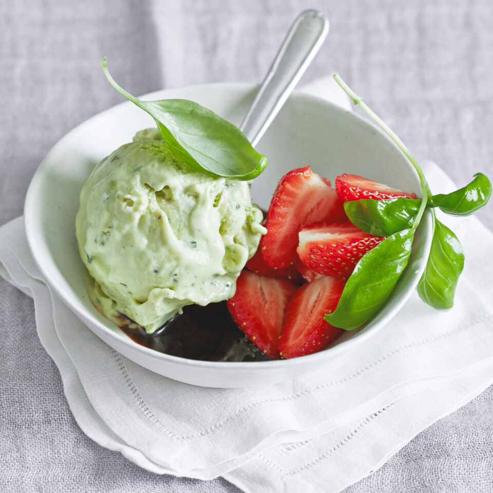 Avocado-Basilikum-Eis mit Balsamico-Erdbeeren Rezept | Küchengötter