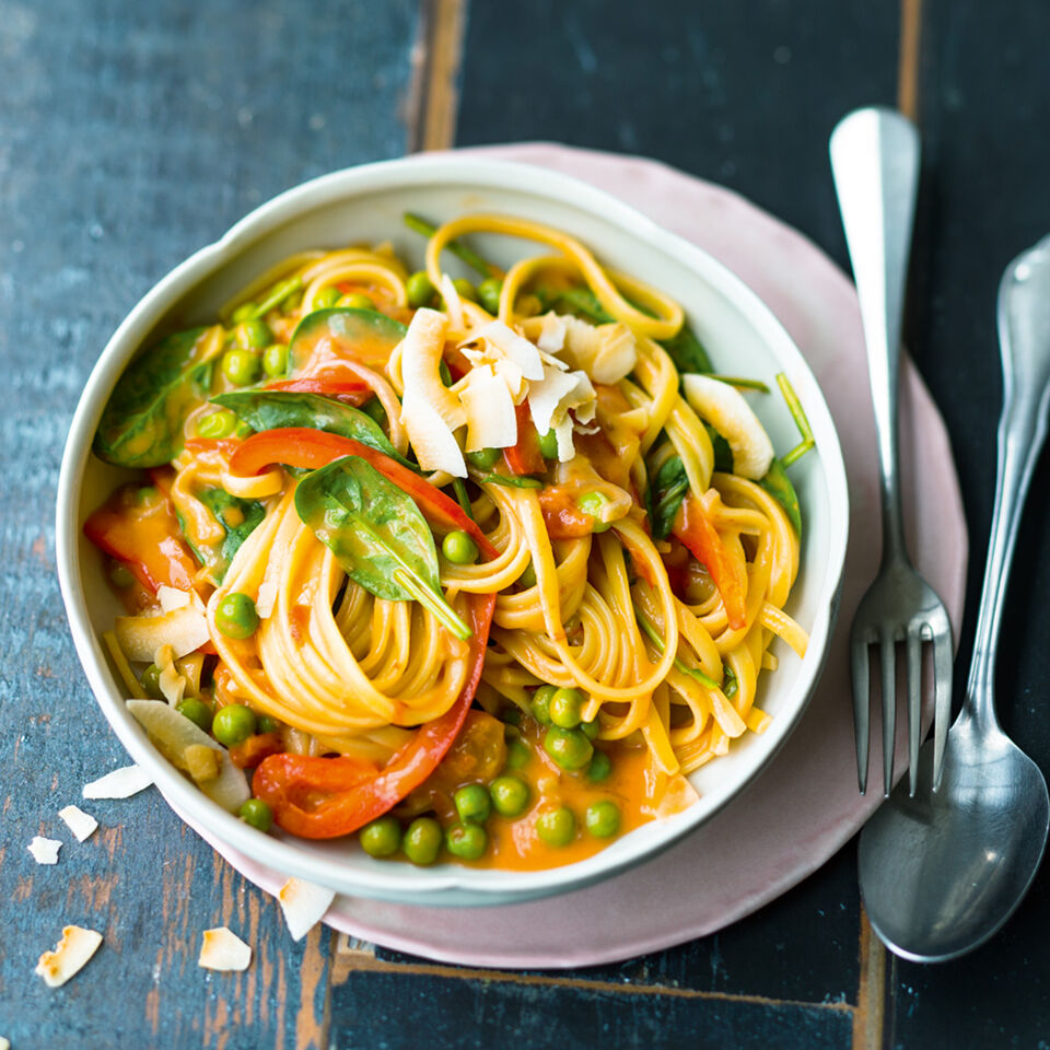 Kokos-Tomaten-Nudeln mit Spinat Rezept | Küchengötter Kokos-Tomaten-Nudeln mit Spinat Rezept | Küchengötter