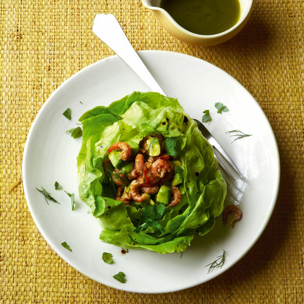 Avocado-Krabben-Salat im Kopfsalat serviert Rezept | Küchengötter
