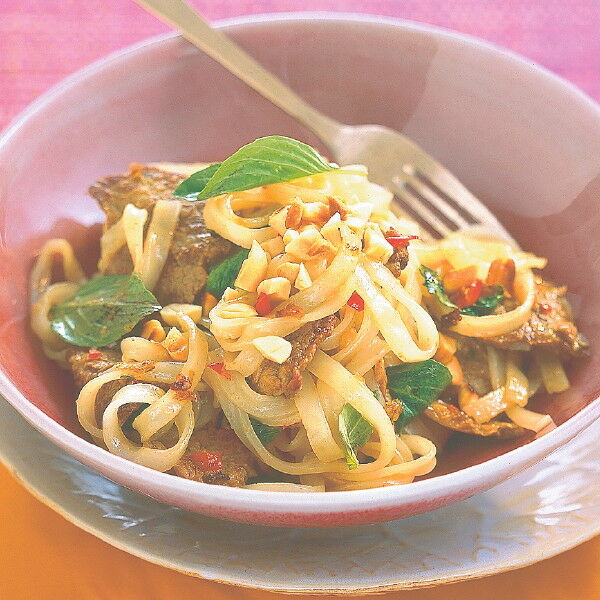 Reisnudeln mit Thai-Basilikum und Hackfleisch