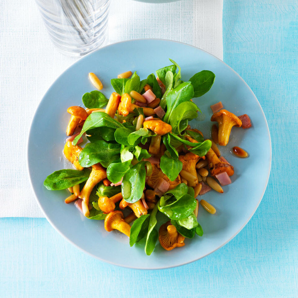 Feldsalat mit Pfifferlingen Rezept | Küchengötter Feldsalat mit Pfifferlingen Rezept | Küchengötter