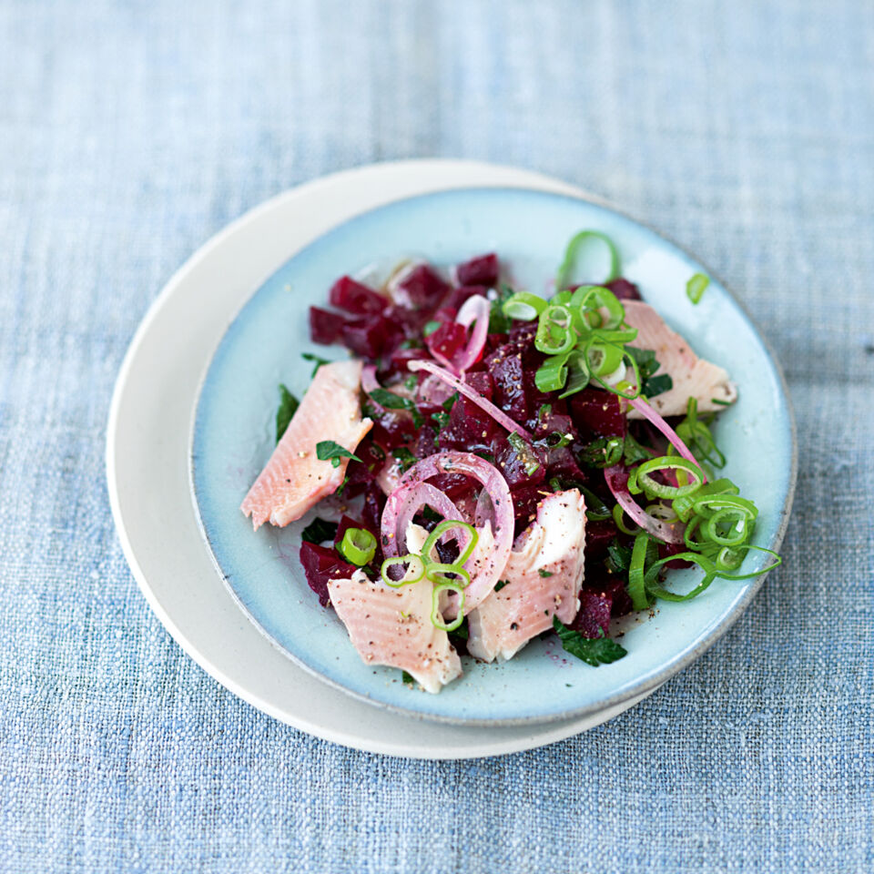 Rote Bete-Salat mit Räucherfisch Rezept | Küchengötter Rote Bete-Salat mit Räucherfisch Rezept | Küchengötter