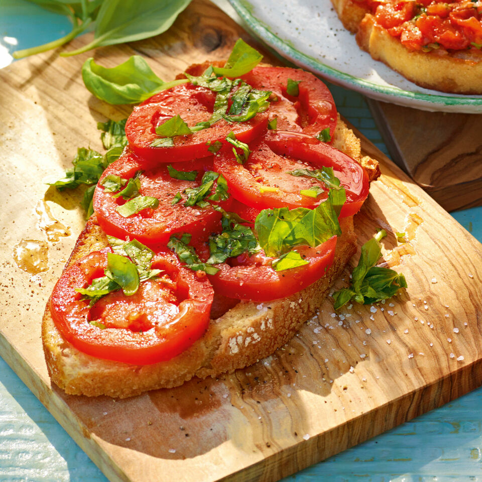 Sonnengereifte Tomaten auf Weißbrot Rezept | Küchengötter