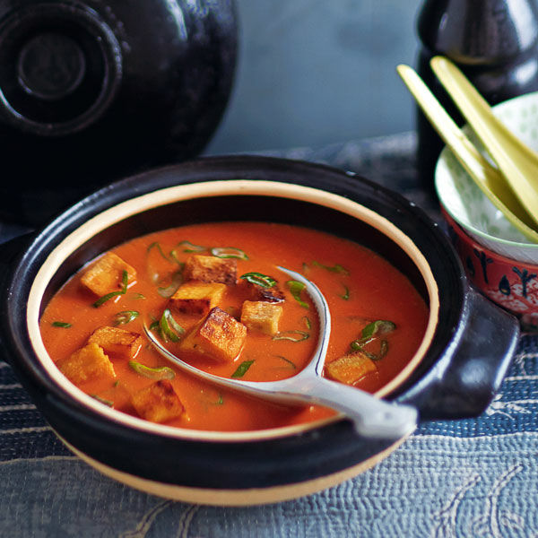 Tomaten-Kokos-Suppe mit Räuchertofu Rezept | Küchengötter