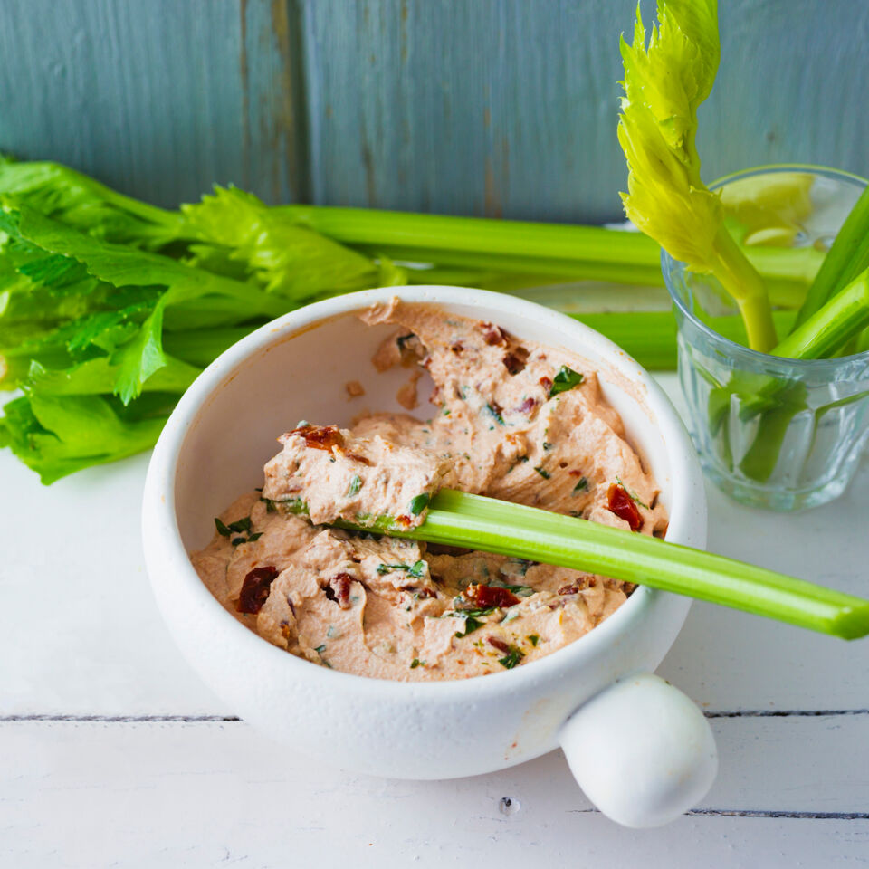 Tomaten-Basilikum-Dip mit Staudensellerie Rezept | Küchengötter Tomaten-Basilikum-Dip mit Staudensellerie Rezept | Küchengötter